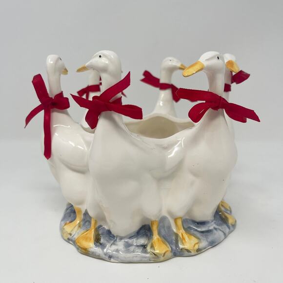 VTG Gaggle of Geese Ceramic Planter White Small Round Red Bows Cottage Farmhouse - Picture 2 of 8